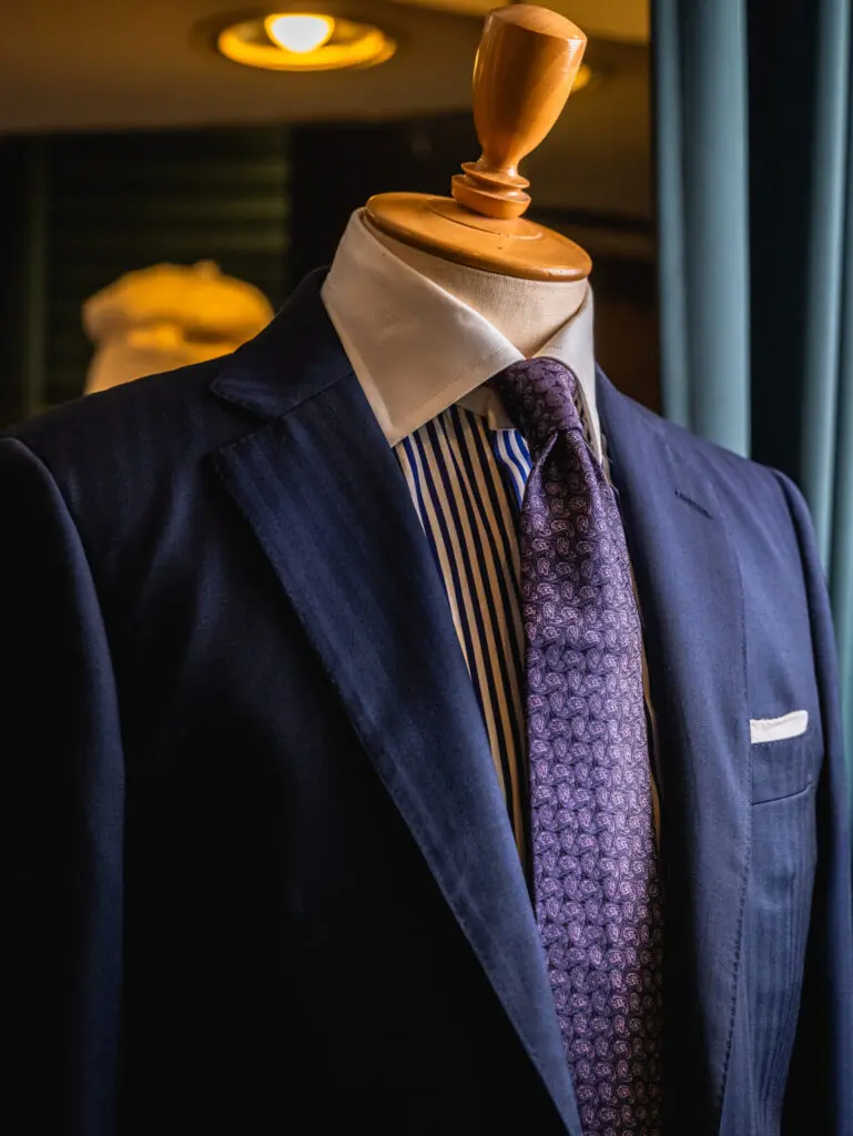 横浜テーラーナガサカドーメルのネクタイ×レダのスーツで極上の