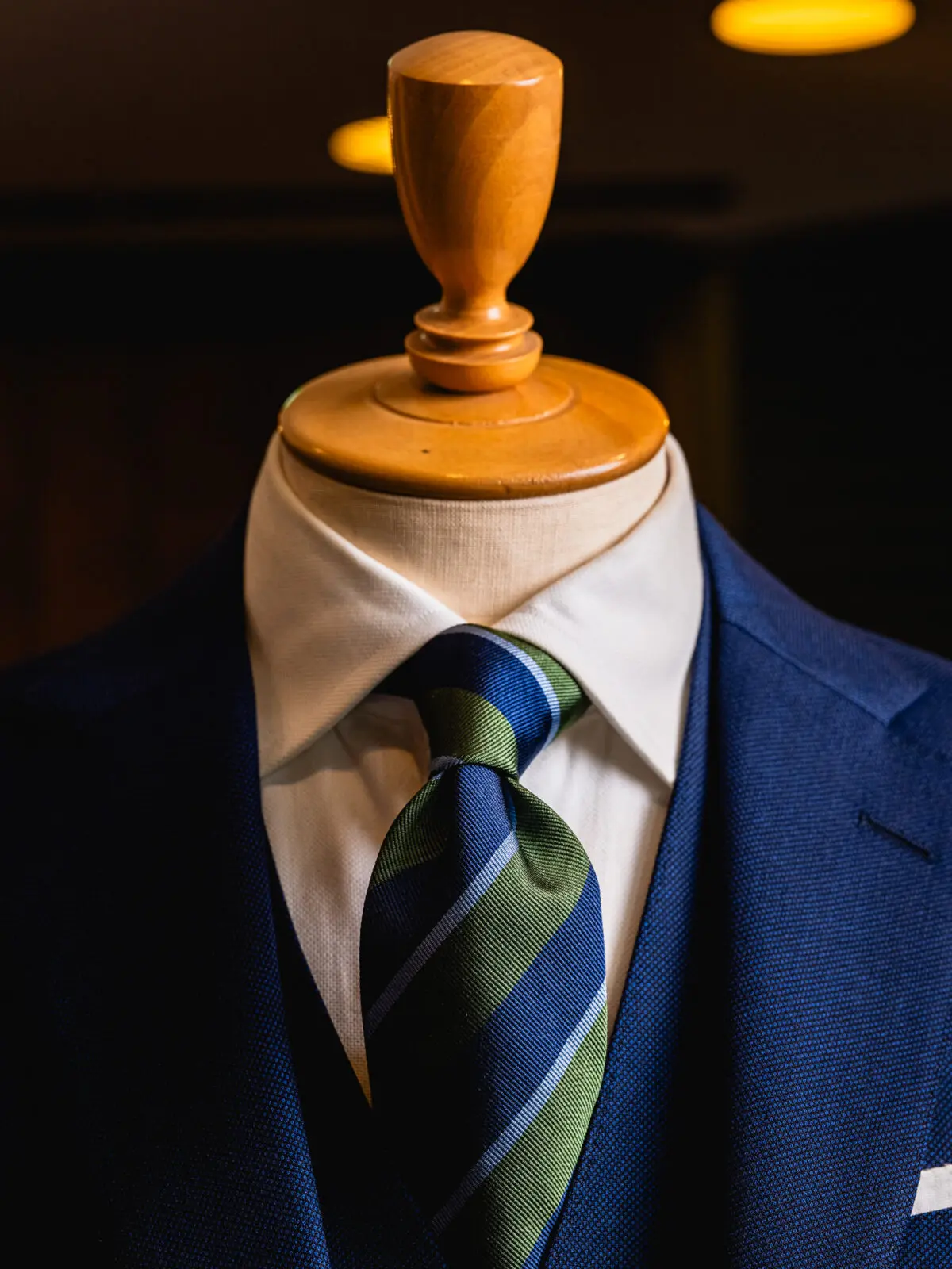 DORMEUIL ネイビー ネクタイ 横浜テーラーナガサカバーズアイネイビースーツとグリーンの