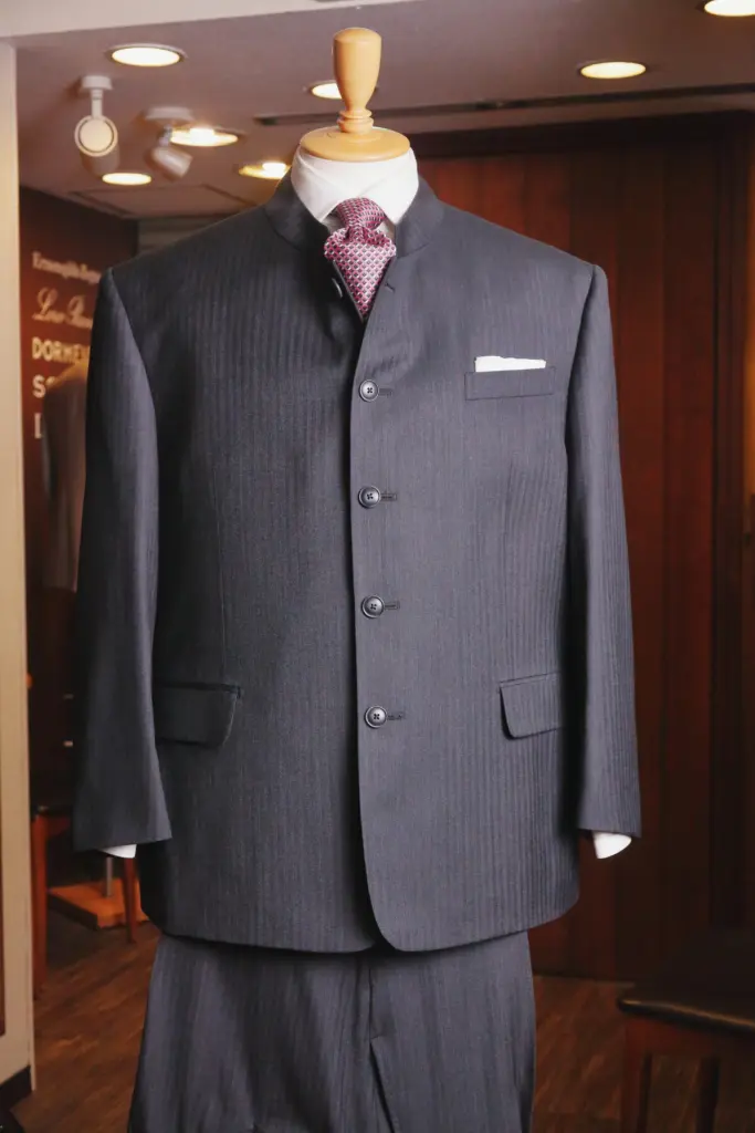 【希少・ガンメタル】JONES NEW YORK マオカラー 本革スーツ 3XL 横浜テーラーナガサカ格式と洗練を兼ね備えたマオカラースーツの魅力