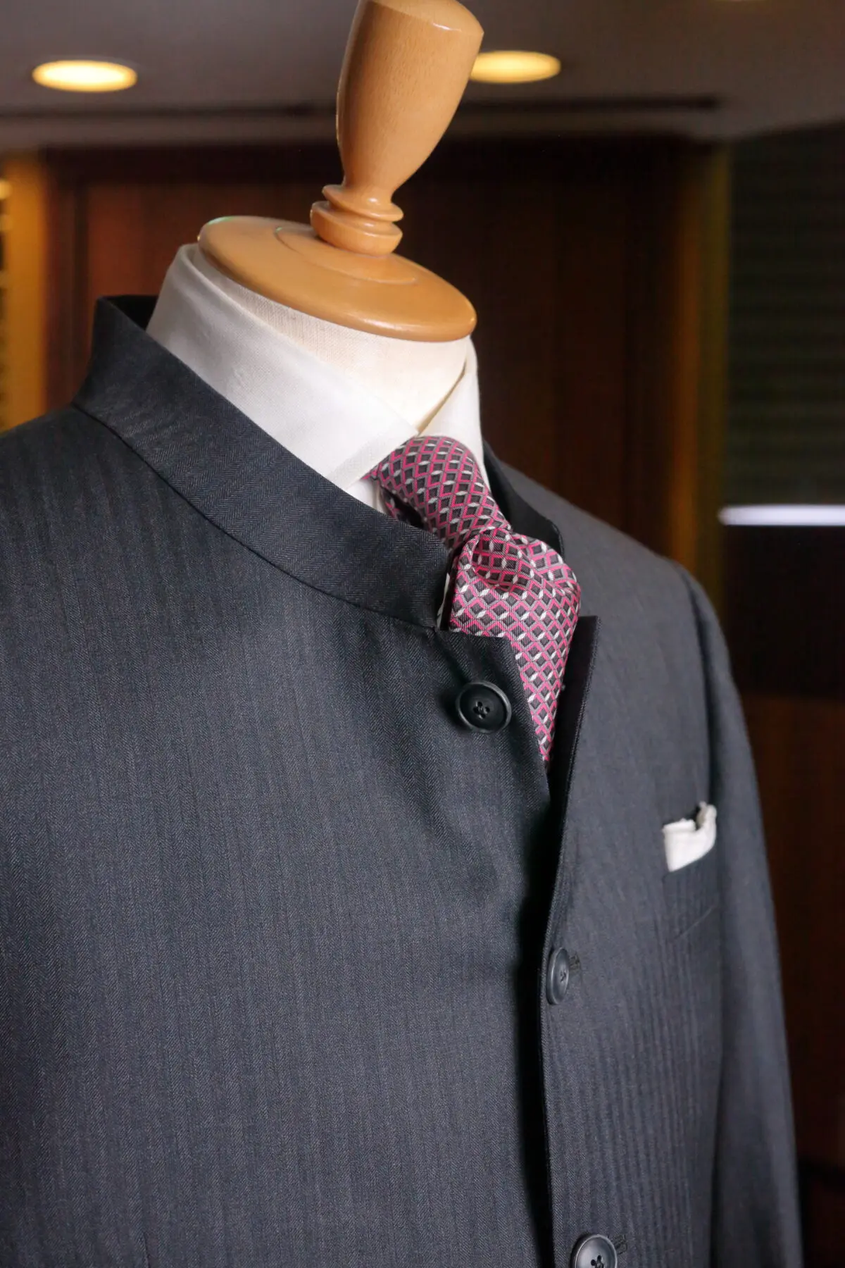 【希少・ガンメタル】JONES NEW YORK マオカラー 本革スーツ 3XL 横浜テーラーナガサカ格式と洗練を兼ね備えたマオカラースーツの魅力