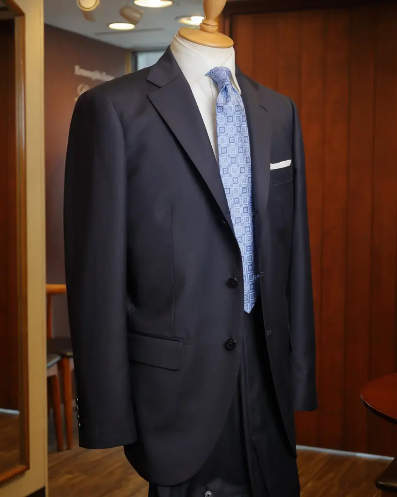 横浜テーラーナガサカ「春夏にネイビースーツは重い？」そんな疑問を