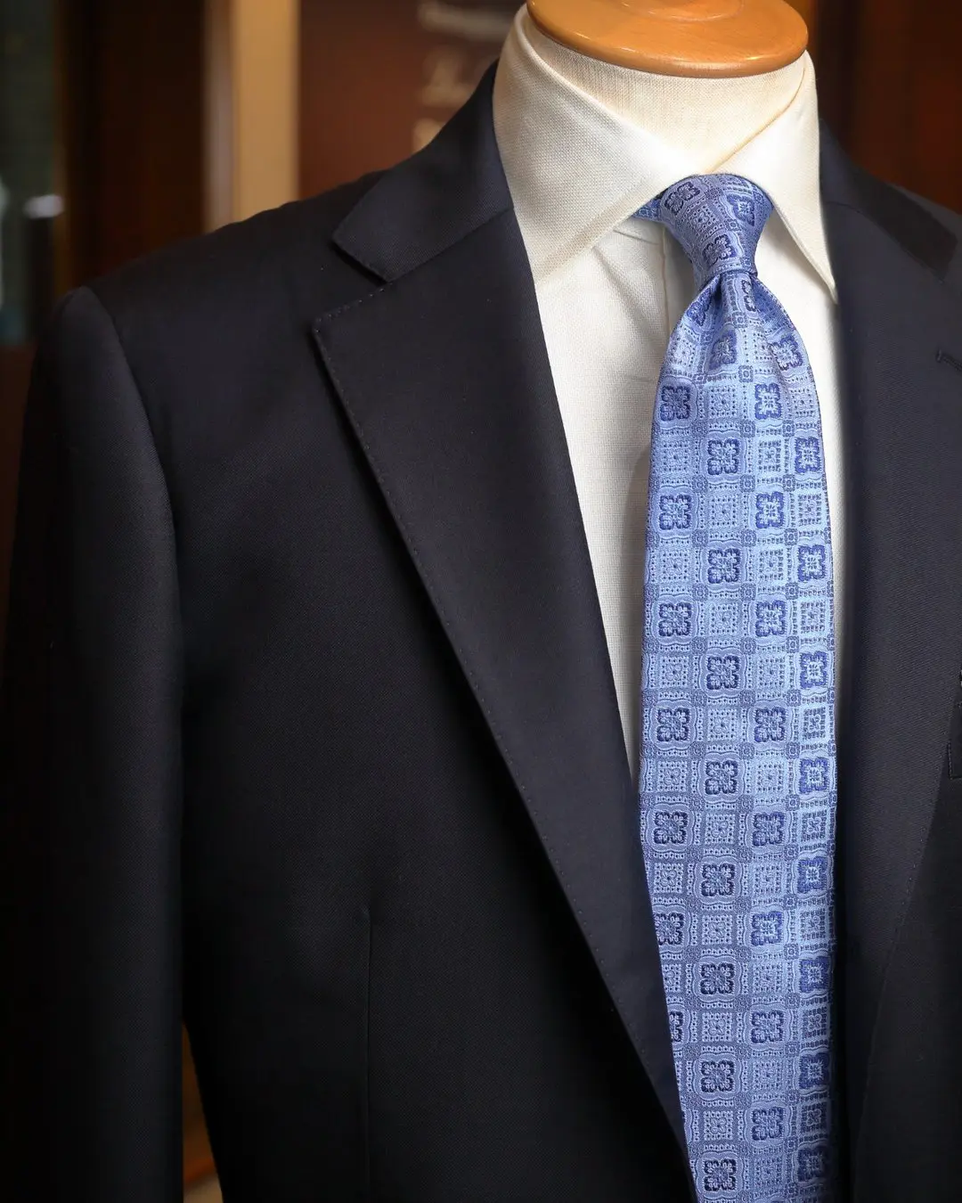 横浜テーラーナガサカ「春夏にネイビースーツは重い？」そんな疑問を