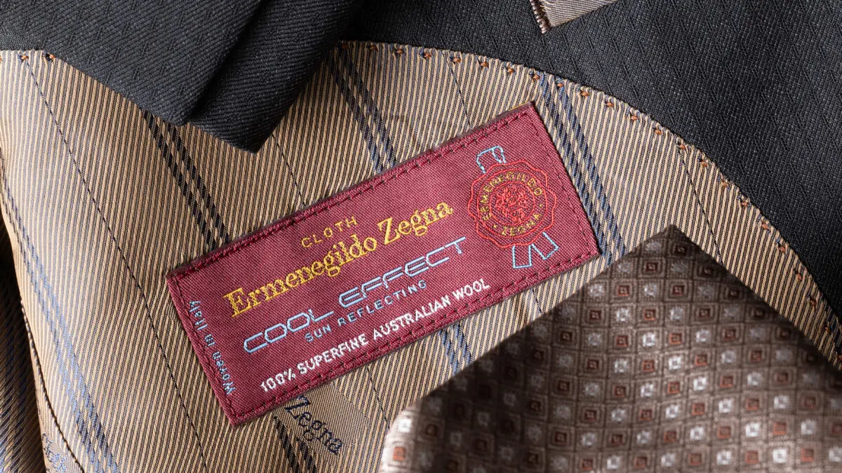 横浜テーラーナガサカゼニアスーツに映える茶色のネクタイ。ネイビーと